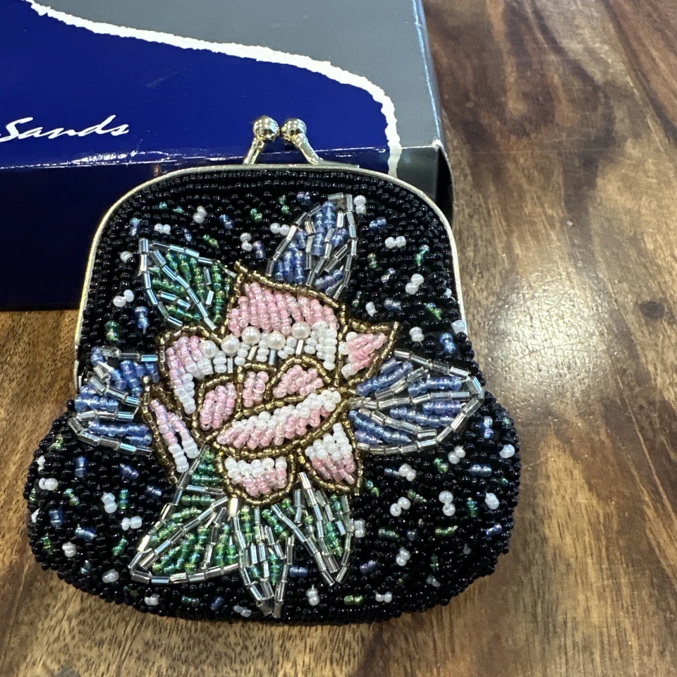 Cartera de cambio elegante para mujer con cuentas de semillas negra con frente floral + espalda floral Foto 3 de 4
