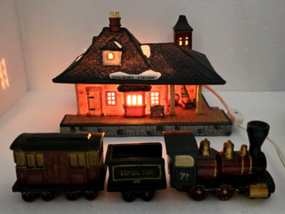 Department 56 Heritage Village Chadbury Station and Train, Set of