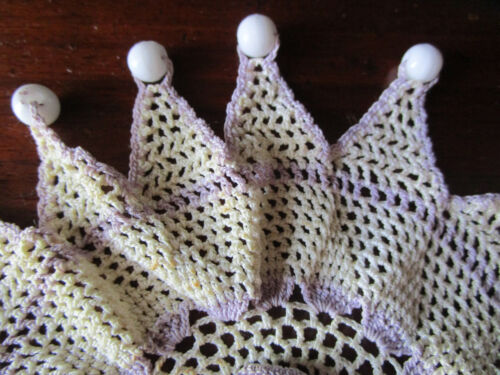 FUNDA JARRA FINAMENTE CROCHET MALVA Y CREMA CON CUENTAS DE VIDRIO BLANCO - Imagen 3 de 9