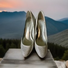 Women  s Size 7 1/2 Silver Pumps