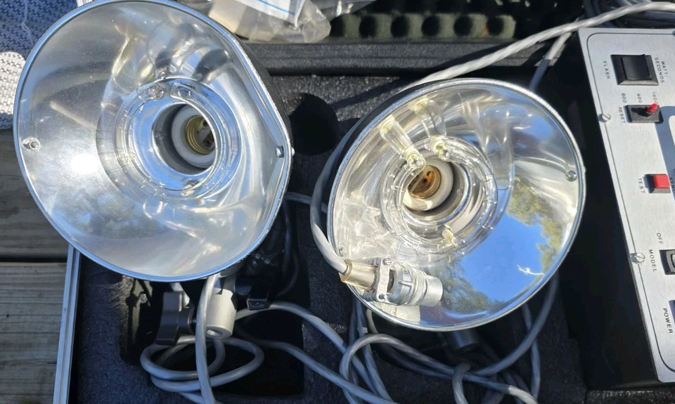 Juego de estudio Novatron 1600 Plus 4 cabezales estroboscópicos 2 paraguas 2 soportes Foto 3 de 4