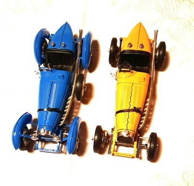 2 Modellautos Burago Bugatti Typ 59 1934 1/18 blau, gelb