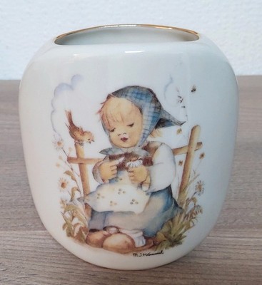 Hummel Porzelanvase mit Motiv ''Er liebt mich''
