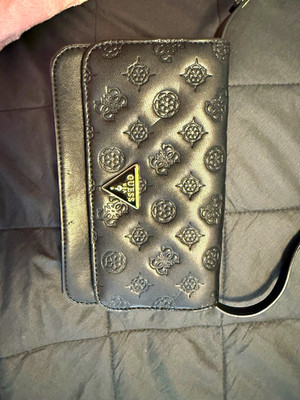 GUESS Damen Umhängetasche  Wristlet Schwarz Kunstleder Logo-Prägung Kartenfächer