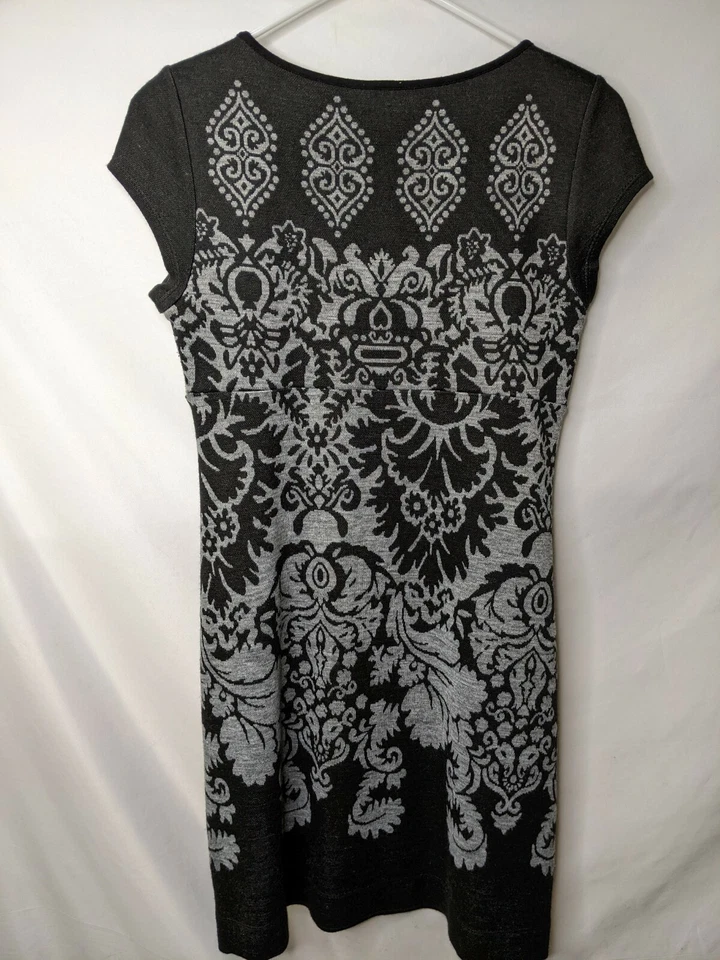 Vestido para mujer Karen Kane pequeño negro suéter manga corta estampado cuello redondo Foto 2 de 4