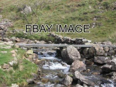 FOTO EINE FUSSGÄNGERBRÜCKE ÜBER DEN NANT CADAIR AUF DEM WEG NACH MYNYDD MOEL. IT IS CON