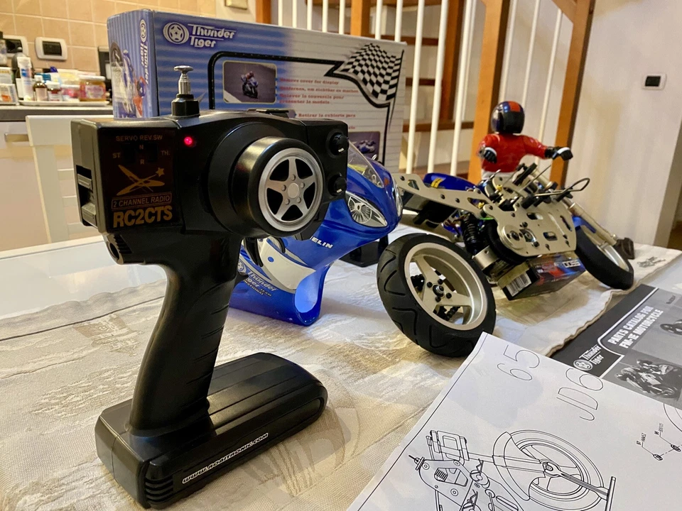 Moto 1/5 Rc (molto rara) Thunder Tiger FM-1E Yamaha R1 blu, con Rider 🏍️ Foto 4 de 4