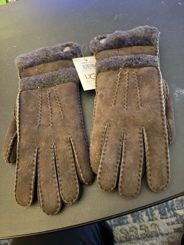 UGG Women' Gloves in Chocolate in Size Medium Sheepskins New