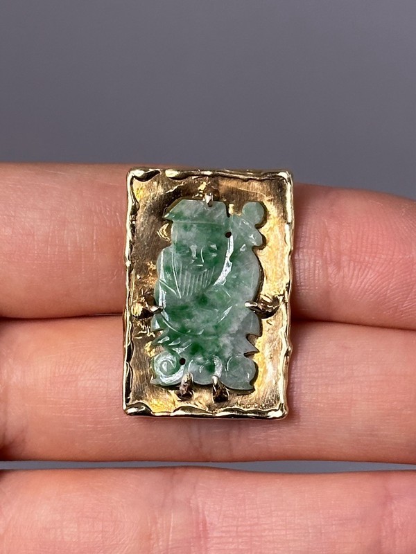 Vintage 14K Yellow Gold Carved Jadeite Chinese Figure Pendant