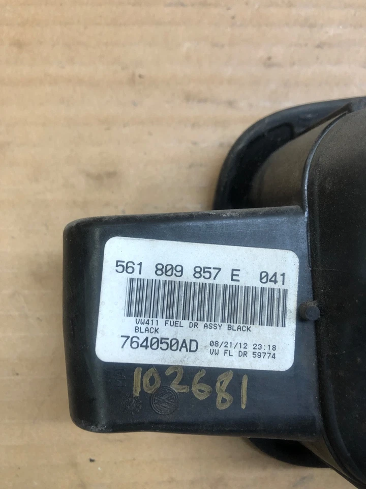 VOLKSWAGEN PASSAT B7 2012-2019 EE. UU. Puerta de llenado de combustible P/N 561809857E Foto 4 de 4