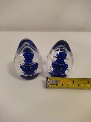 Zwei ovale/runde Briefbeschwerer aus Glas - kontrollierte Blasen - erstaunliche Meisterwerke 