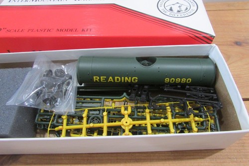 HO Scale Intermountain 10,000 Gallon Tank Car Kit Reading Lot#4540