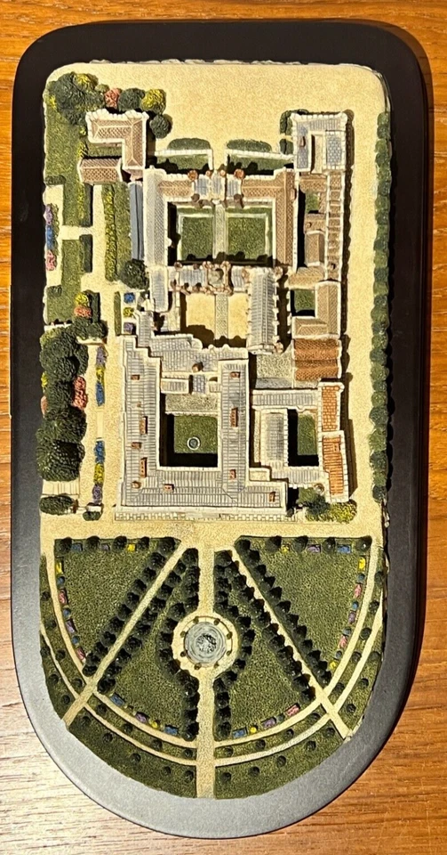 Huge Detailed HandPainted Hampton Court Palace Model British Heritage Collection - Image 4 of 4