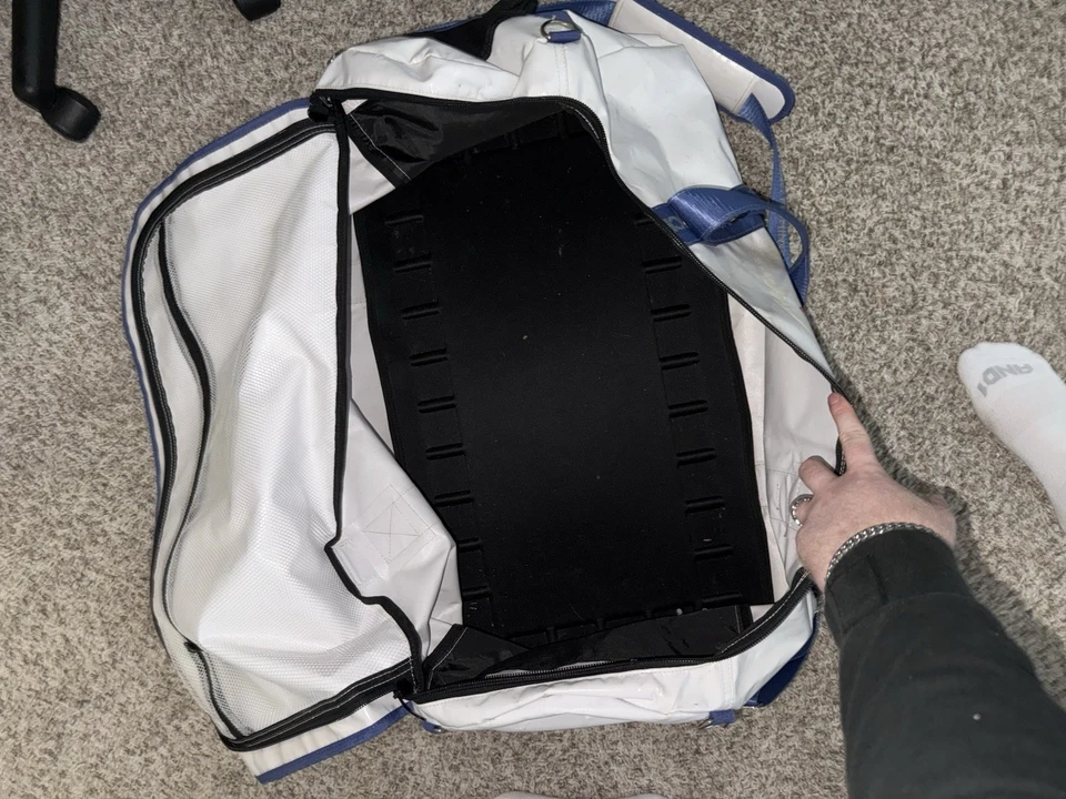 Mustad 30” x 13,5” Barco Bolsa Seca 90L Equipo de Pesca Estilo de Vida Blanco y Azul Foto 3 de 4