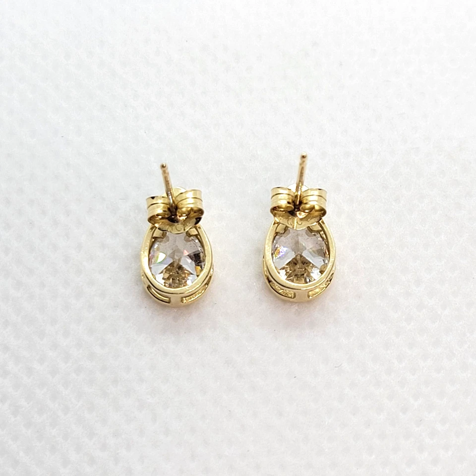 Pendientes perforados en lágrima con pasador de circonita cúbica transparente Diamonique de oro amarillo de 14 k Foto 4 de 4