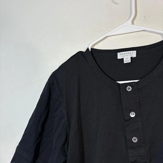 Camisa Sunspel Henley Para Hombre Mediana Negra Manga Corta Cuello Redondo 3 Botones Algodón Foto 2 de 4