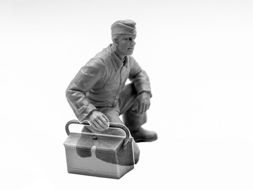 ICM 32109 model kit 1:32 German Luftwaffe Ground Personnel (1939-1945) 3 figures - Bild 10 von 12
