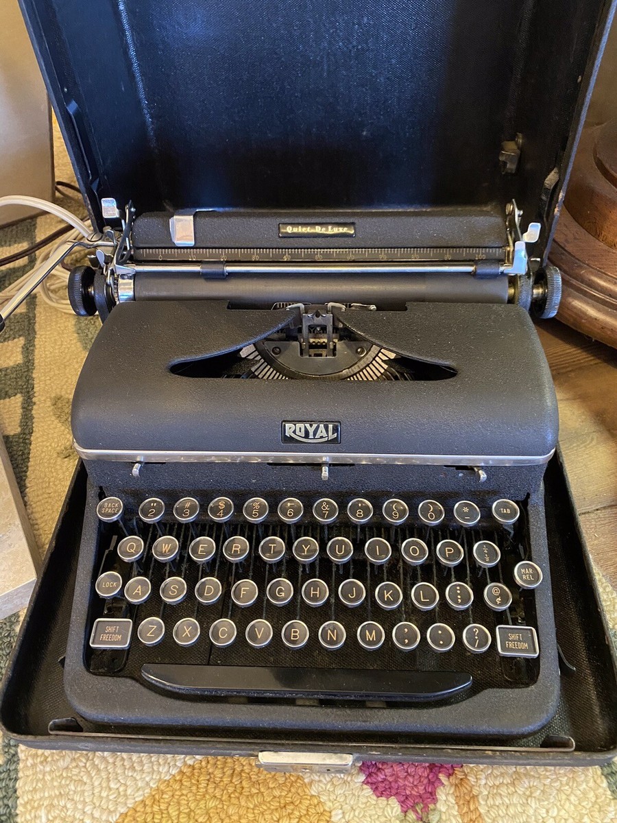レトロ 米国製  QUIET DE LUXE タイプライター Vintage 1943 Royal Quiet De Luxe Portable Typewriter w Case