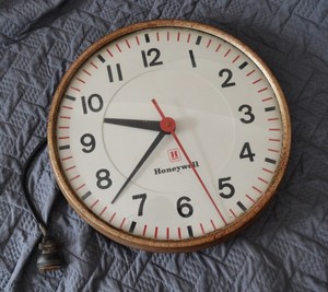 VTG 1950s Honeywell Electric Wall Clock Model ST402A Works