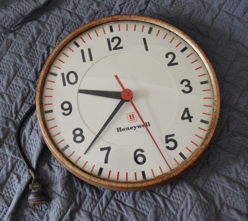 VTG 1950s Honeywell Electric Wall Clock Model ST402A Works