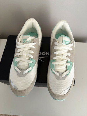 Reebok Girls Low Top Athletic Sneakers White Gray Aqua Lace Up US 7 EU 39