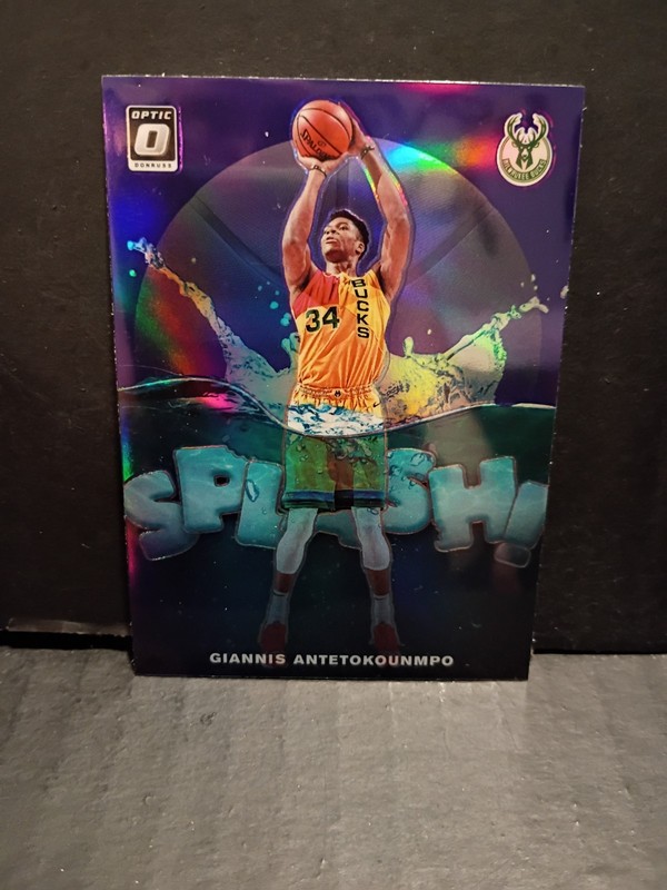Giannis Antetokounmpo | 2019-20 Donruss Optic | Splash! (Purple Holo Prizm) | #3