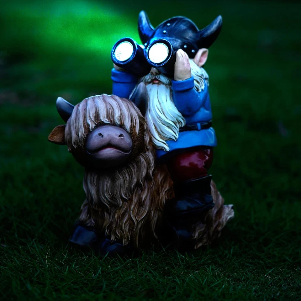 Estatuas de gnomos de jardín gnomo de resina sentado en Highland Cow luces solares al aire libre Te Foto 3 de 4