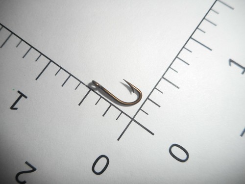 100 MUSTAD #13 Fly Tying Bronzed Sheepshead Hooks ex strong Straight Ringed 3948 - Picture 3 of 3