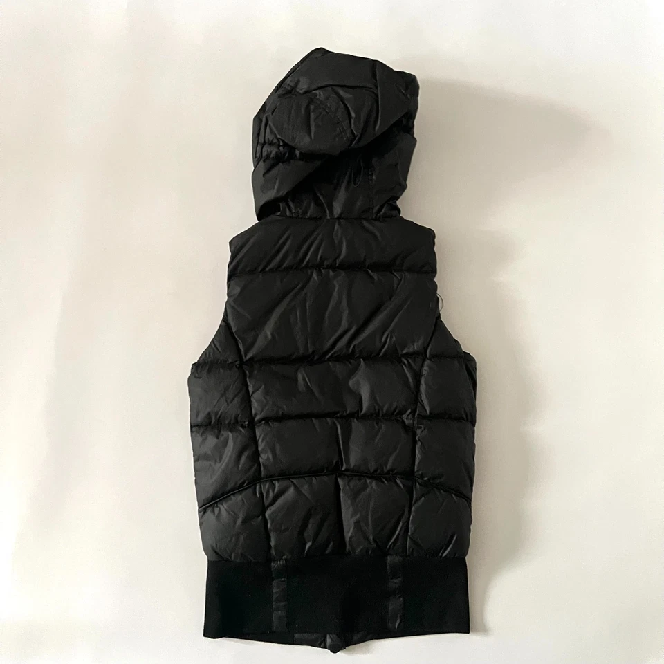 Chaleco de plumón True Religion bandera americana con capucha de piel chaqueta acolchada negra talla S Foto 2 de 4