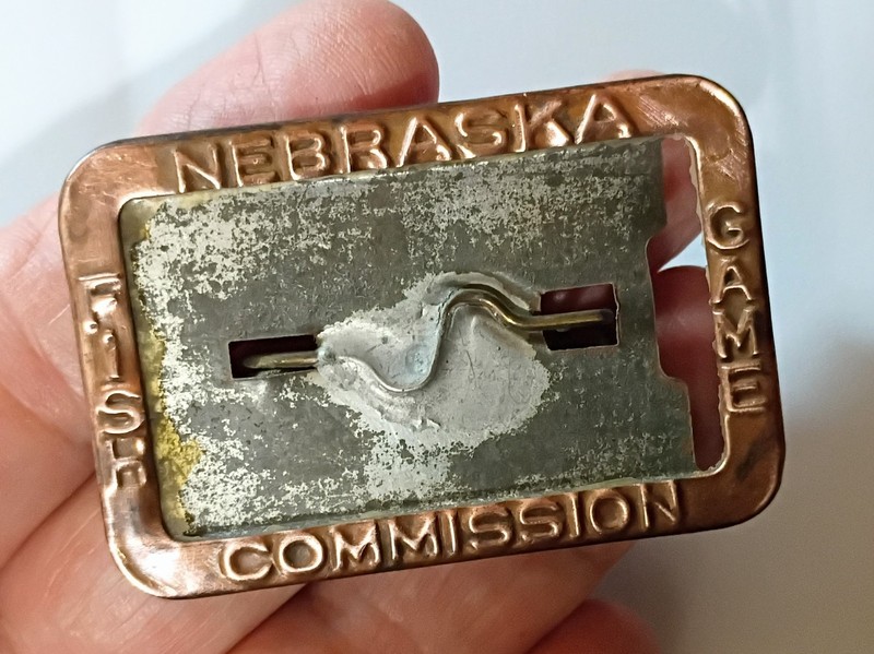 1940s-50s "NEBRASKA FISH & GAME COMMISSION" LICENSE PERMIT HOLDER PINBACK