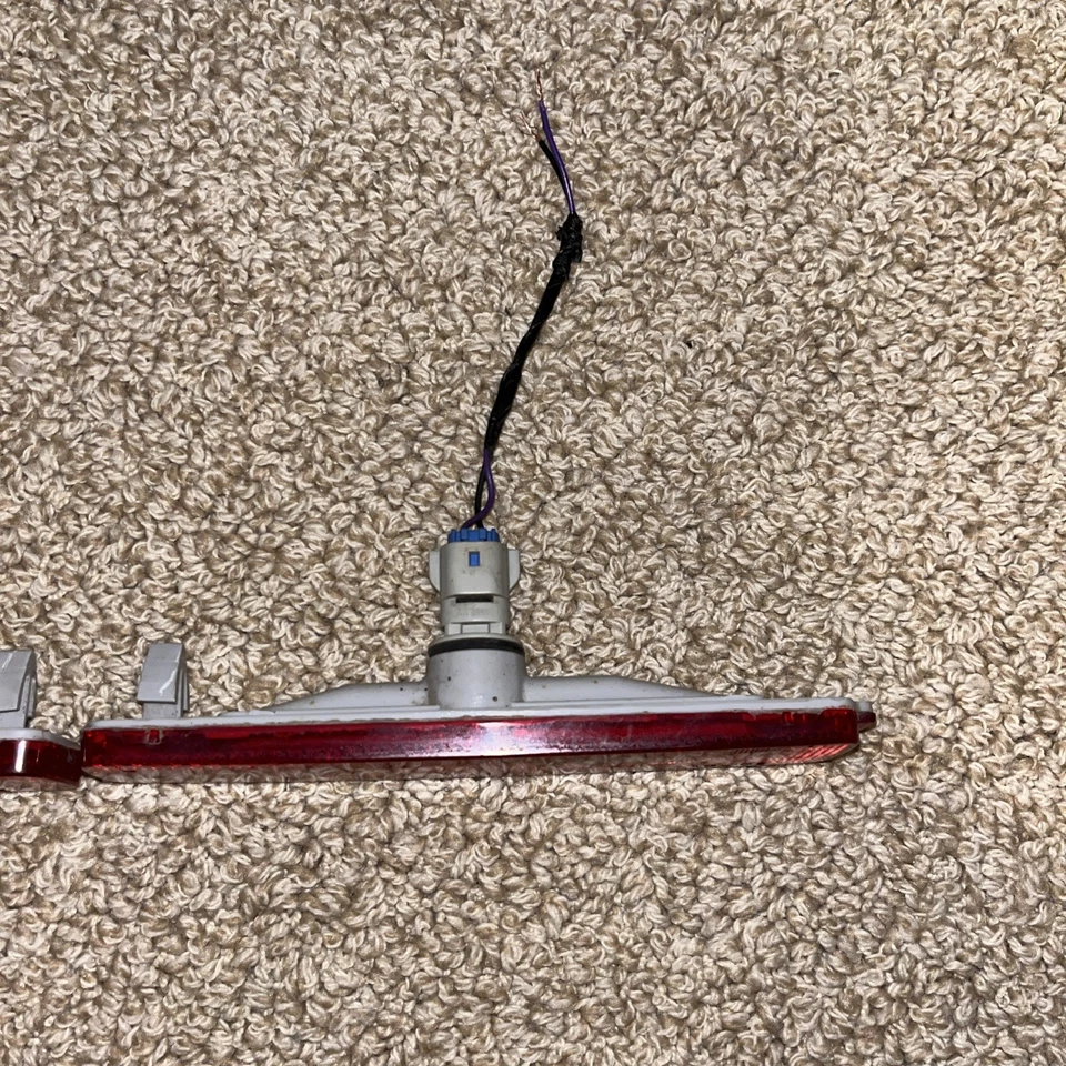 05-08 CADILLAC STS RIGHT REAR SIDE MARKER REFLECTOR TURN SIGNAL W/ BULB TESTED - Image 4 of 4