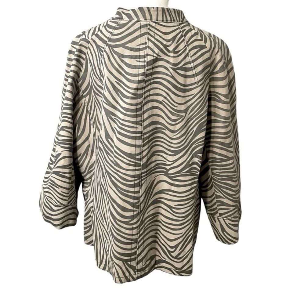 Chaqueta de cuero con cremallera completa con estampado de cebra LAL Live A Little para mujer talla 1X manga 3/4 Foto 4 de 4