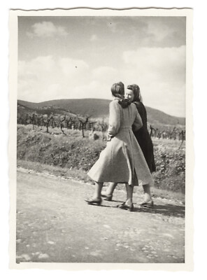 G1496 Zwei Frauen gehen durch die Weinberge. Deutschland 1950 Analogfoto