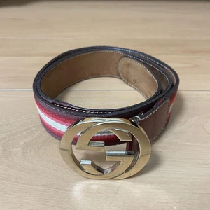 Ceinture Gucci à rayures à boucle GG imbriquée rouge