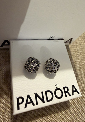 Pandora 2 mal offen gearbeitetes Metall Perlen Blüten charm in Silber .