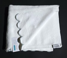 SIGRID OLSEN WHITE & LIGHT BLUE SCALLOP BORDER COTTON QUICK DRY SOFT BATH TOWEL