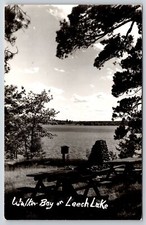 Walker Minnesota ~ Walker Bay sul lago Leech ~ pozzo del fuoco sulla riva ~ 1952 RPPC