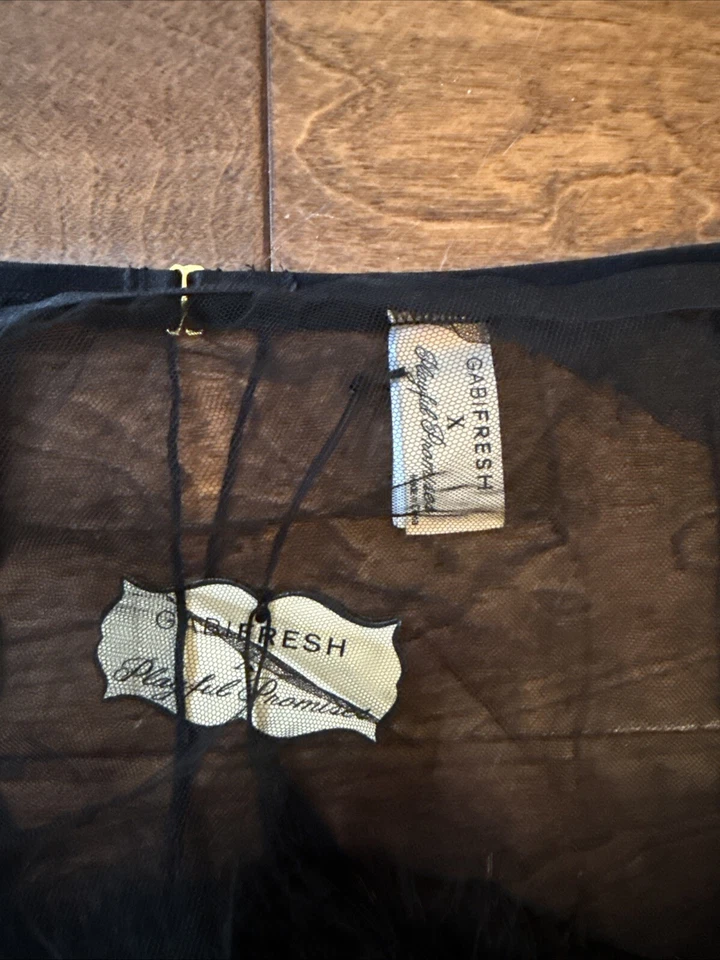 Cinturón liguero Playful Promises negro recortado de piel sintética talla grande, talla 24 Foto 3 de 4