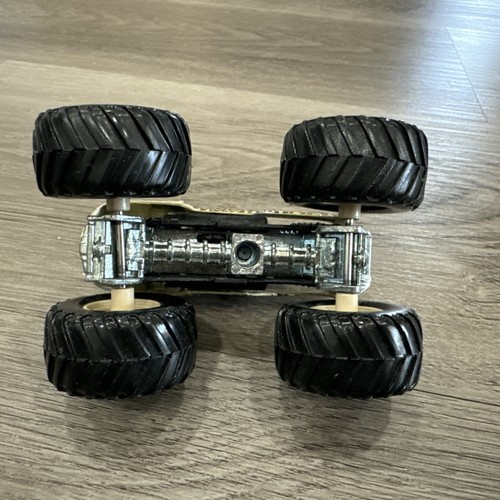 Monster JAM Hot Wheels POUNCER UNDER COVERZ 2006 #6 Leopard Truck Car Toy 1:64 - Picture 5 of 14