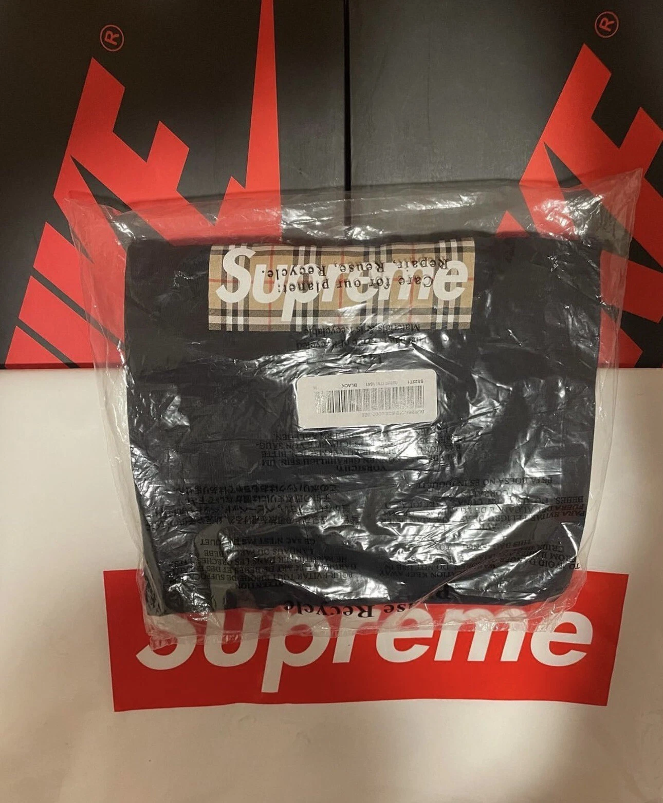 T shirt logo Supreme Burberry Box 2022 / moyen / noir / flambant neuf