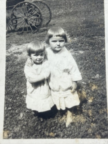 Zwei Mädchen Kinder Schwestern Vintage Foto schwarz-weiß 2x3"