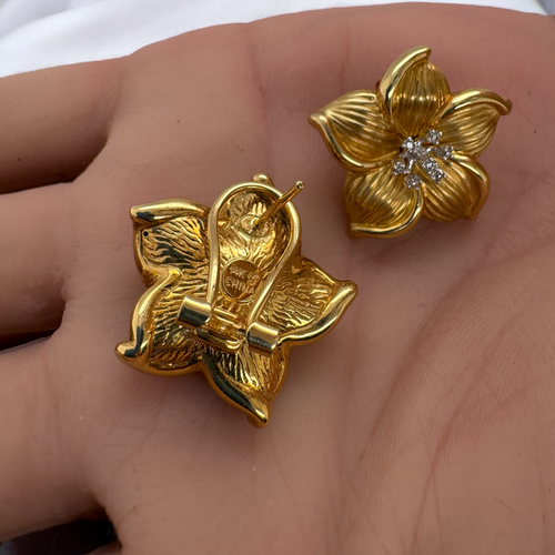 Hermosos aretes de flores de diamantes redondos naturales de oro amarillo de 14K ~ 0,10 cttw - Imagen 8 de 9