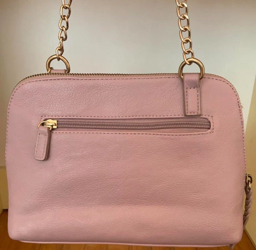 Bandolera de cuero rosa con correa de cadena dorada y borla Foto 3 de 4