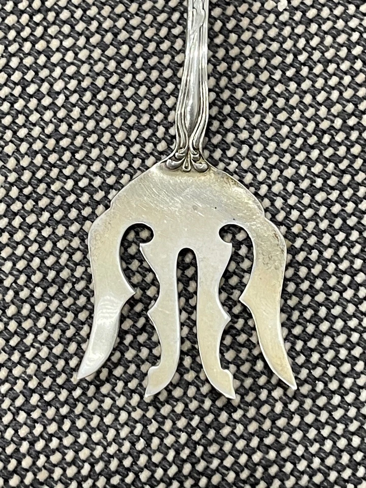 Antiguo tenedor para servir sardina pequeño patrón margarita de plata esterlina R Blackinton Foto 4 de 4