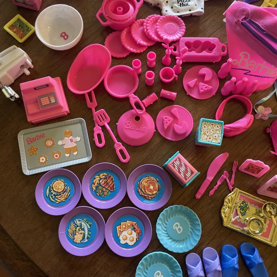 Barbie Años 90 Lote De 200 + Artículos; Zapatos, Carteras, Ropa, Cocina, Viaje + Foto 4 de 4