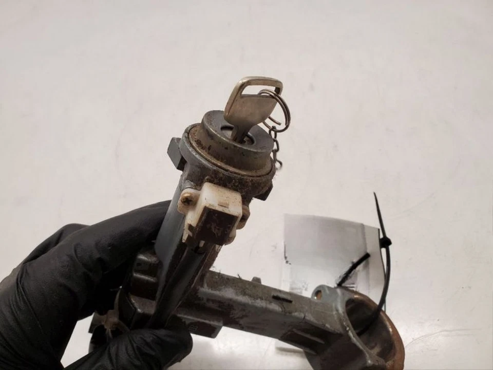 Цилиндр замка зажигания 1996-2002 Toyota 4runner с оригинальным ключом в сборе - Изображение 2 из 4