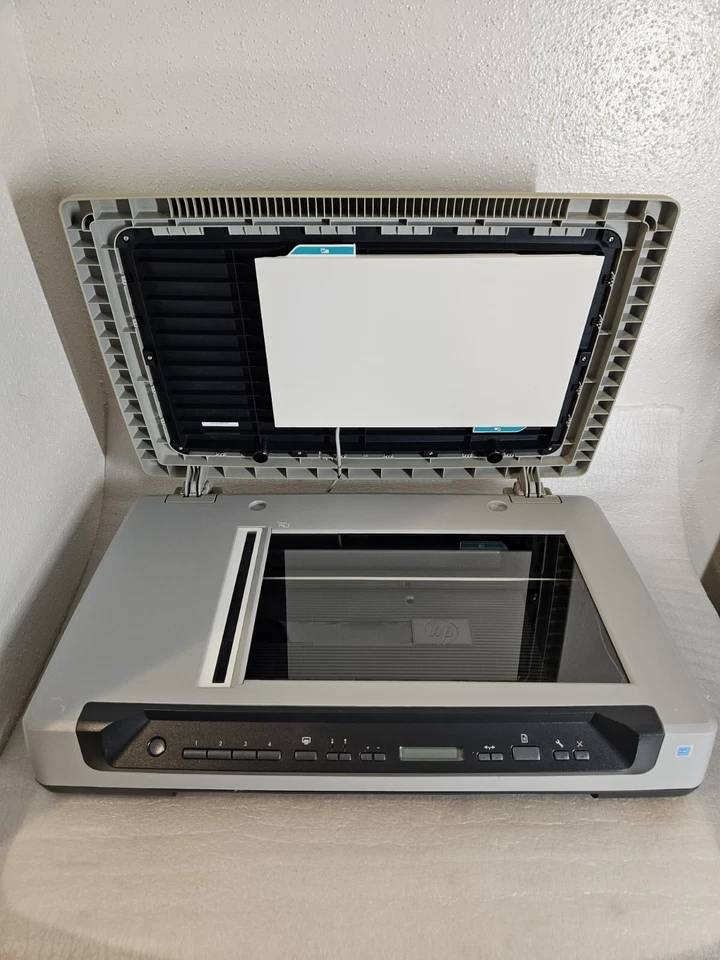 HP Scanjet 8300 Professional Image Flatbed Scanner (L1960A) W/ Cable, Film Trays - Image 4 of 4