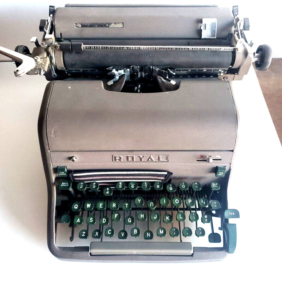 A 1950s Royal HH with charming green keys and its iconic Magic Margins feature — affordable, functional, and dripping in retro personality.