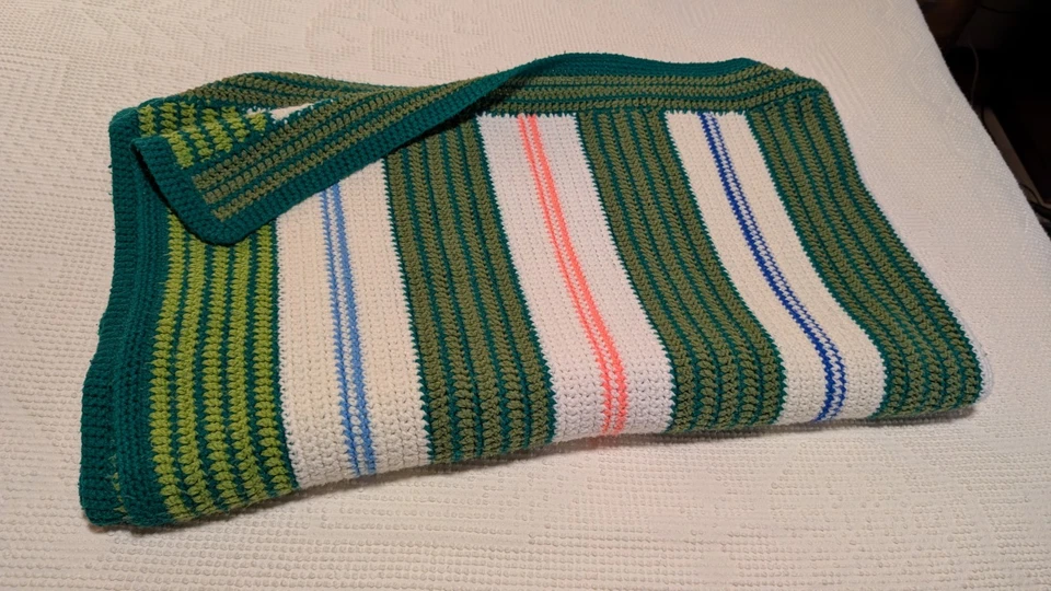 Cobertor de crochê vintage 71x58" verde listrado malha afegã Grandmacore - Imagem 2 de 4