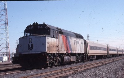 NJT NJ TRANSIT Eisenbahn Zug Lokomotive WIESEN PFLEGEANLAGE 1989 Foto Dia
